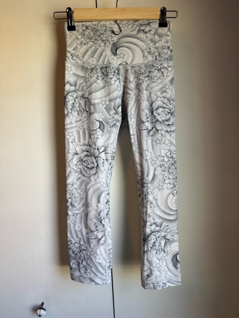 lululemon Wonder Under Crop 21’ Inseam White and Gray Floral Swirl Leggings